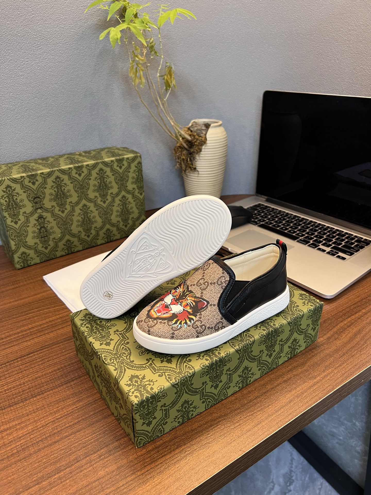 Children's shoes child